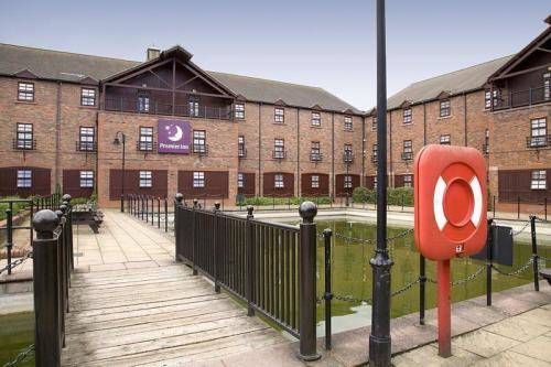 Premier Inn Milton Keynes Central South West (Furzton Lake) 