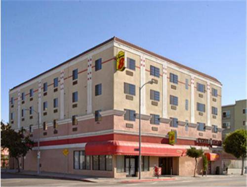 Super 8 Hollywood 