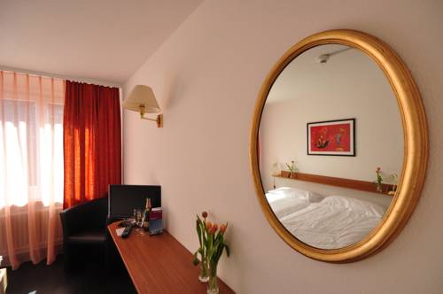 Hotel Merkur - West Station Lodge 