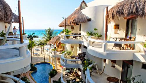 Playa Palms Beachfront Hotel 