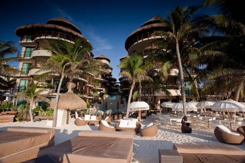 El Taj Oceanfront & Beachside Condo Hotel 