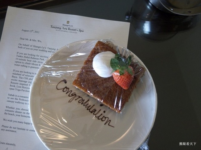 因为我们是以结婚纪念旅行名义订房的，因此酒店送了蛋糕和贺信。
