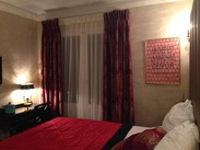 打开纱帘后的门就可以站到阳台上，荣军院尽收眼底~    