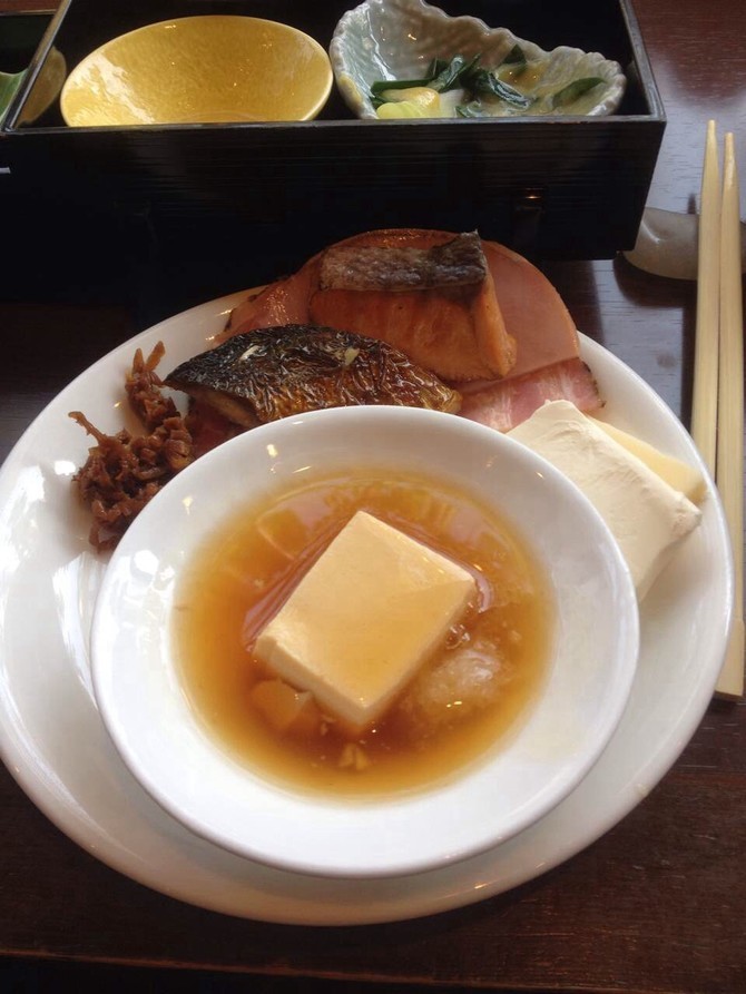 岚山的豆腐非常有名，因为当地的水质很好，这个豆腐吃起来有韧韧的口感。