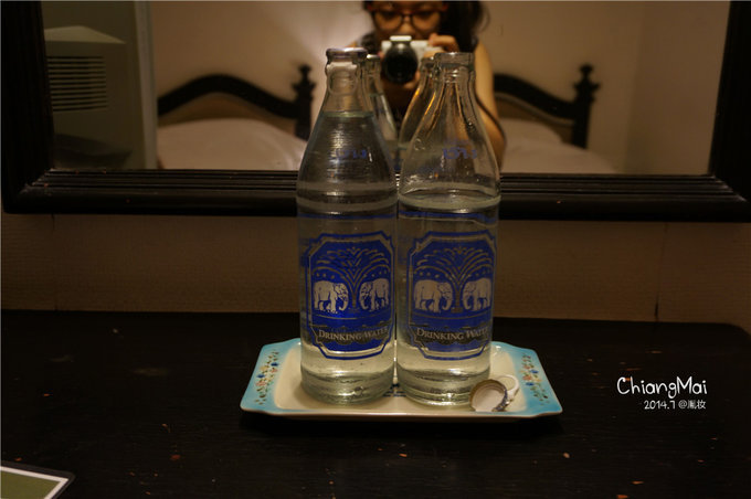 酒店提供的冷水，密封，规定玻璃瓶不得外带，每天保证有两瓶未开封的放在桌子上