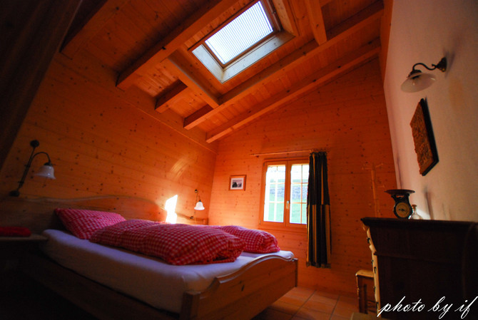 这套屋子设计的每间卧室都是斜屋顶，开天窗，大爱这样的感觉！