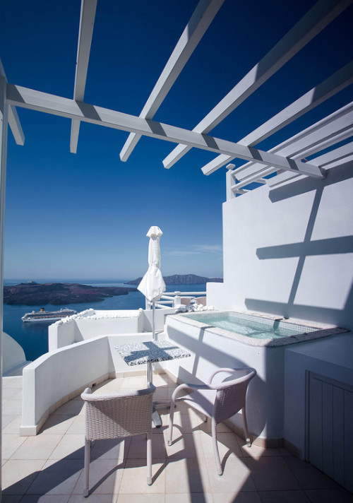 这家阳台上可以看见美美的地中海，还有按摩浴缸的。 
