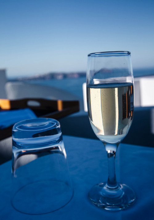 早餐时间，喝杯香槟，欣赏着唯美的海景，生活真是太美好！