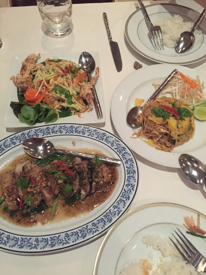 晚饭在酒店的一家泰式餐厅解决，味道很不错做的很精致，五星级酒店的餐厅还是值得肯定的。