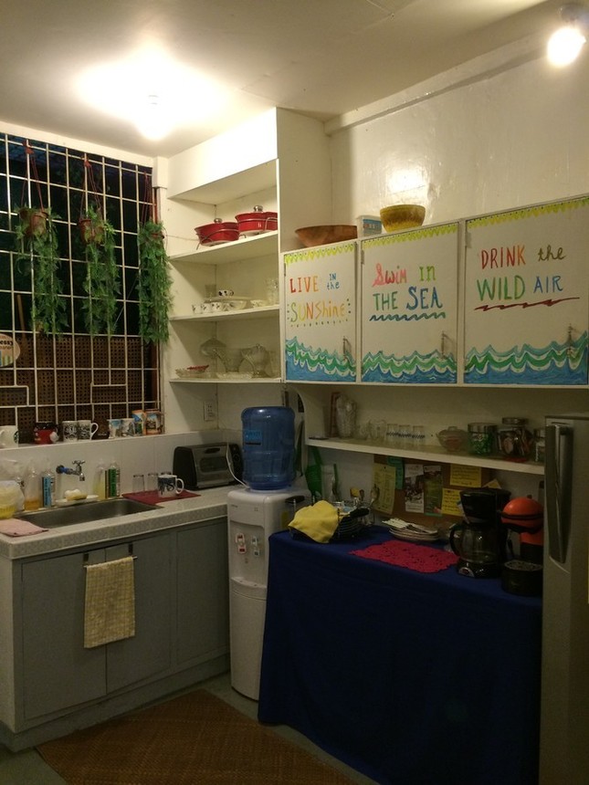 这里是洗手台，有饮用水免费提供，Mama家里是做饮用水生意的，所以饮用水免费无限畅饮。要知道在菲律宾纯净水可售价不轻，一般500ml的纯净水要卖4，5RMB的样子