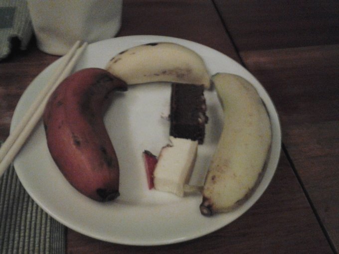 晚餐是酒店的自助餐，终于吃到传说中的三色香蕉，其实味道差不多，就是少见多怪吧~~~呵呵 