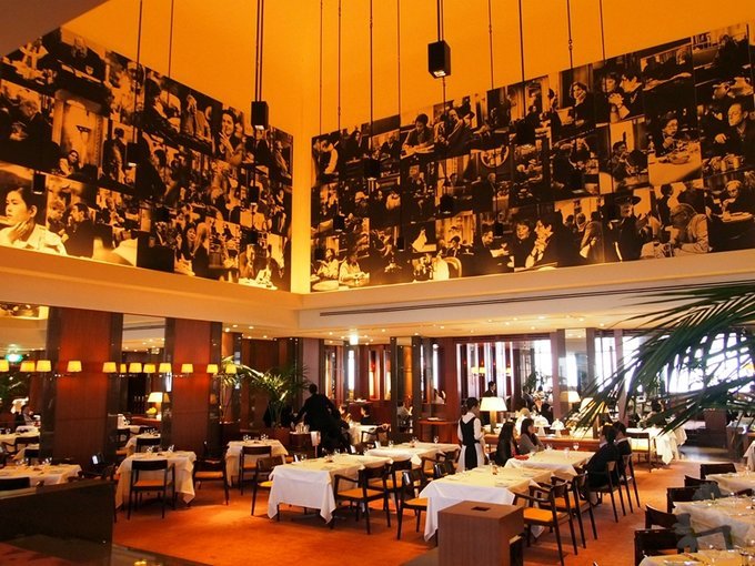 过竹林lounge，就是girandole咖啡馆，也是酒店吃早餐的地方。这个咖啡厅的墙上是摄影师Vera Mercer在各地著名咖啡厅所拍的144副黑白人像，很有意思。
