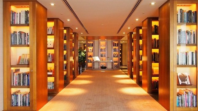 这是柏悦的图书馆，在lounge大厅和check in大堂之间，藏书丰富，据说有许多珍贵书籍