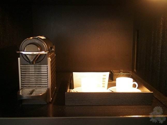 房间里的咖啡机和欢迎点心。胶囊咖啡机在我选择酒店时是一个加分项，太方便了。