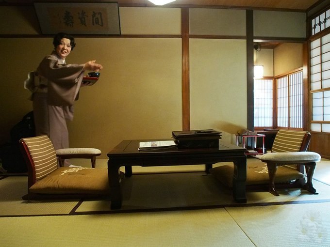 我们的仲居是一个中年美妇，气质典雅，举止温柔。高级日式传统旅馆的仲居多是有一定年纪的妇女，很少见年轻女孩。