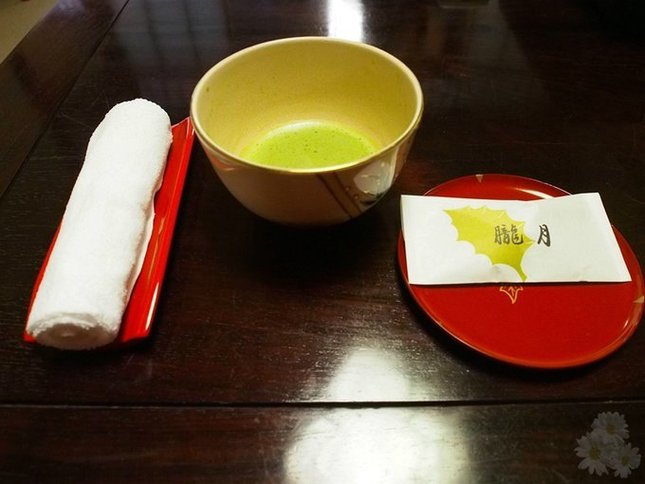 日式传统旅馆在入住时都有欢迎的下午茶点，很简单，抹茶，煎茶，两块小饼干，由仲居送到房里。
