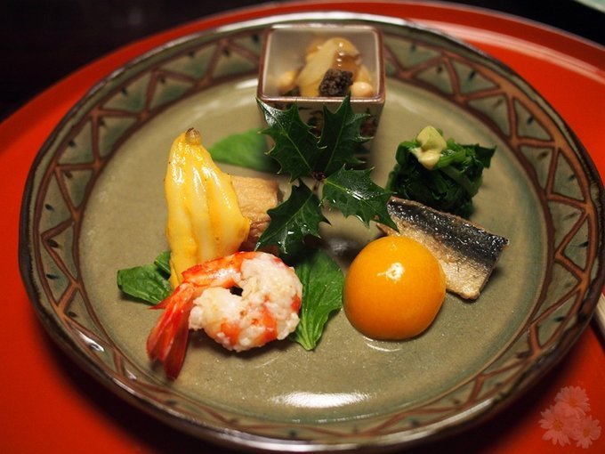 第四道菜是个拼盘，与前面的头盘有点像，也有虾，小杯子里装着的是鲍鱼，盘里还有一个黄桃