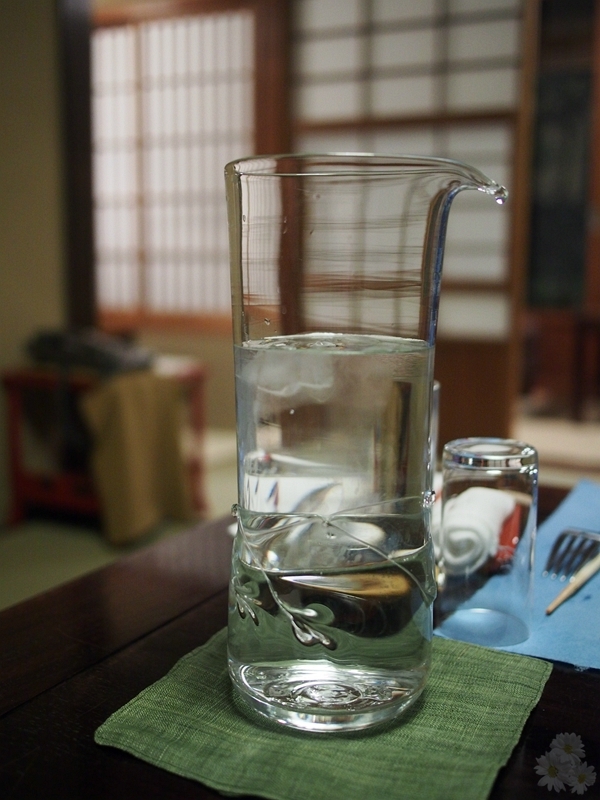 西餐配的水杯，也是很精致的玻璃器皿。