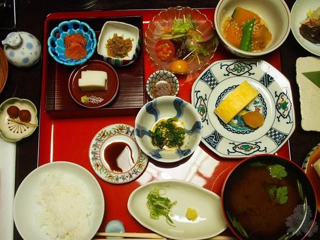 日式早餐是固定的套餐，不用在入住时做选择。早餐非常丰盛，杯盘摆满桌面，俨然一个怀石早餐。