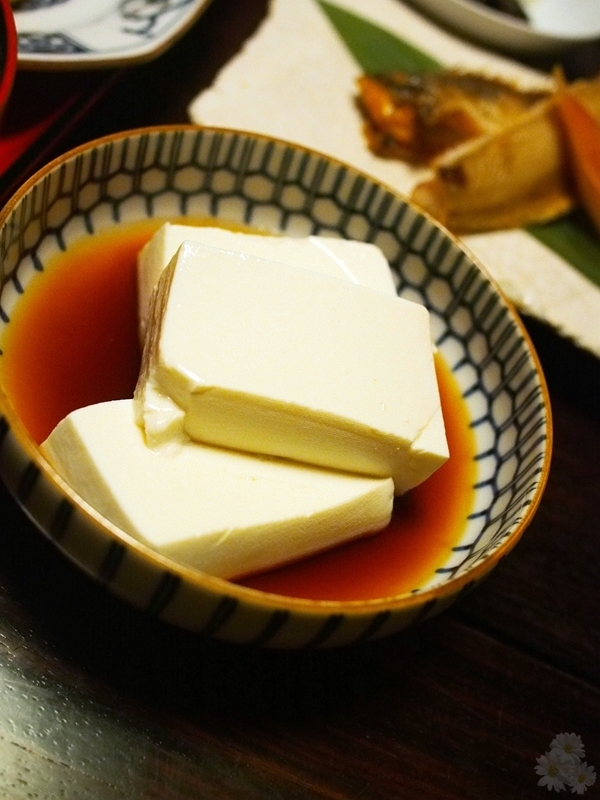 京都的豆腐特别有名，柊家的豆腐也是异常美味，我吃光了所有的豆腐，包木桶里的。木桶上的茶壶是装蘸豆腐的淡酱油的。