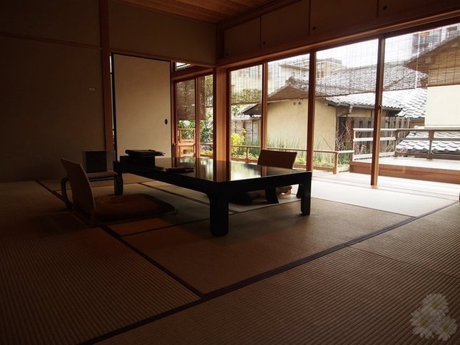 这是新馆里的日式房，这个房间很大，浴池很大，阳台也很美。