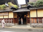 出门时，负责我房间的服务员和老主人和门房一起在门口鞠躬。什么是服务，为什么一个老旅馆可以延续几百年，也许这就是答案之一。