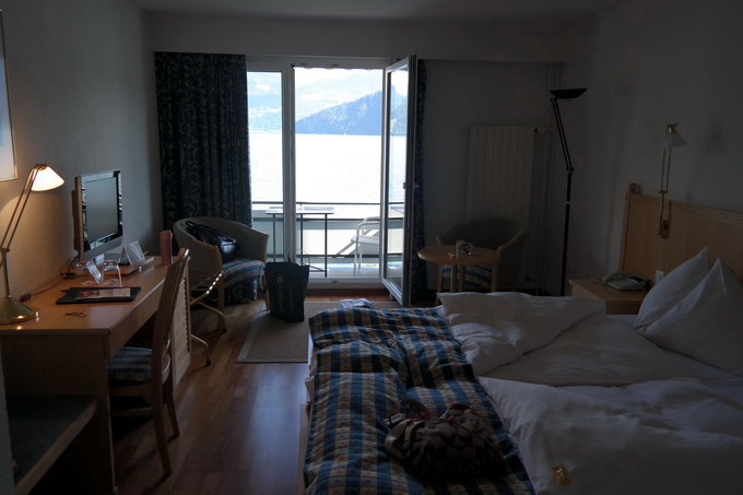 酒店的房间都带着临湖的阳台