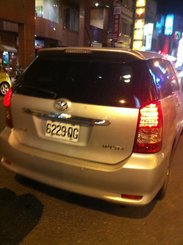 一般情况预定酒店时候都会提供接送服务，喏，我们预定酒店的车已经在等候啦。 