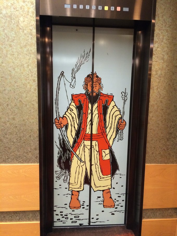 电梯门上画着北海道的原住民，阿伊努人 