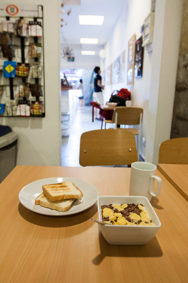 早餐包含了牛奶，咖啡，白开水；2种cereal，就是我照片里的那两个颜色的，一个是玉米的，一个是巧克力口味的；白土司（有烤箱，可以自己烤土司）；6种不同口味的sauce；以及2-3种水果（苹果、梨子、蛇果）都是限时但不限量的供应，所以大家注意好早餐供应的时间段去吃早餐，基本就没什么问题了