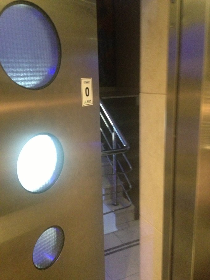 值得一说的这个酒店的电梯。可能他们那里很多电梯都这样吧，就是，这货是拉门！！1拉门！！！第一次小哥帮我们拉开的时候真的惊呆惊讶惊恐！后来几次自己坐，都等着开门，等好几秒，顿然醒悟这货是手动的。受不了，习惯真可怕
