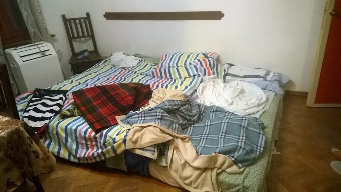 这是残酷的现实~小房间是在太吓人，我们把一个床垫搬出来，跟客厅沙发床拼起来变成了king size其实我们还是能伸能缩的吧~~~自娱自乐一把好手 