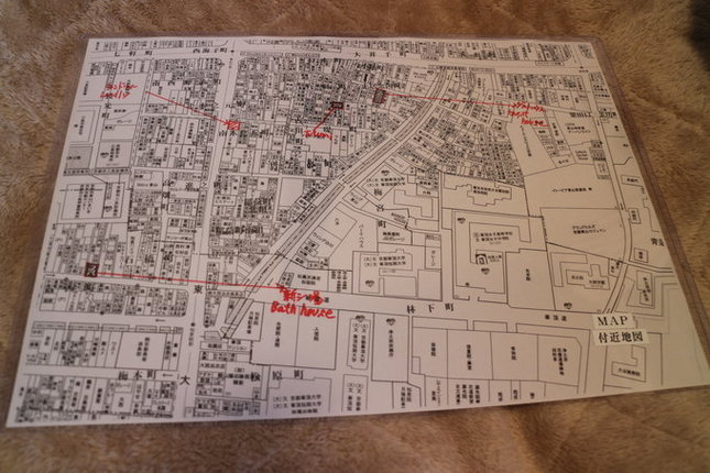 为房客绘制的地图。还细心的用红笔标出了旅馆的位置和周边的主要景点。 
