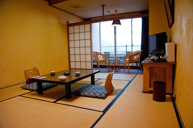 我们酒店的房间。和式的榻榻米。很大很干净。（据说窗外看出去就是富士山。可是大雪天，雾茫茫的什么也看不见，只有近处的小山峦。）
