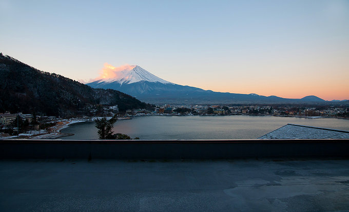 准时起床，掀开窗帘，豁然开朗，晨曦中的富士山跃然眼前。比想象中更美。