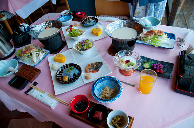 快八点了，该吃早饭了。一般温泉酒店的价格都是包早餐的。我们的早餐，日式的。那个火锅是豆浆火锅。