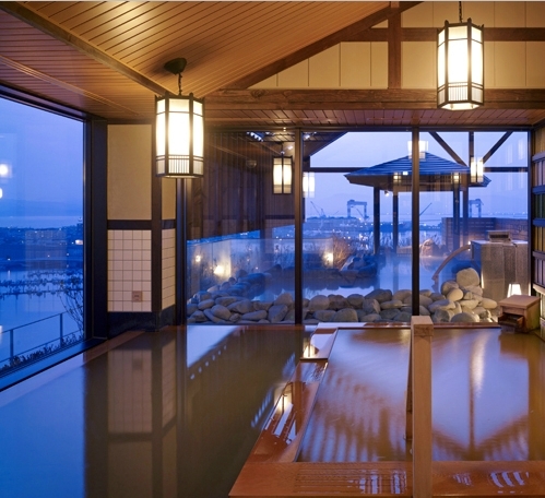 la vista的泡汤池有好几个，还有室外的，可以俯瞰函馆夜景。