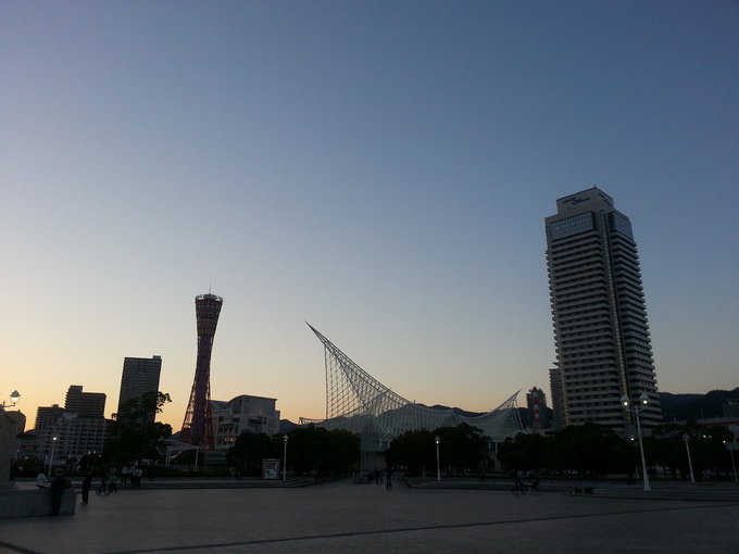 最高的這个是酒店，低一些的是神戶海洋博物館，紅色的是神戶塔