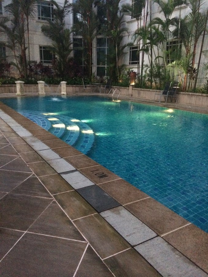 酒店的大泳池！