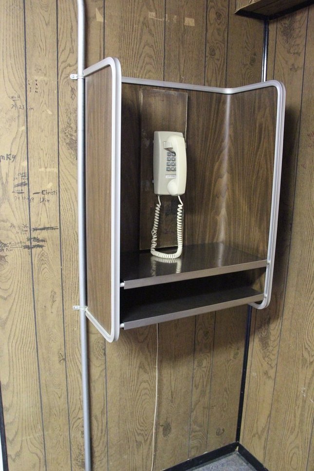 走廊里地公用电话， 和餐厅里的电话是同一条电话线。