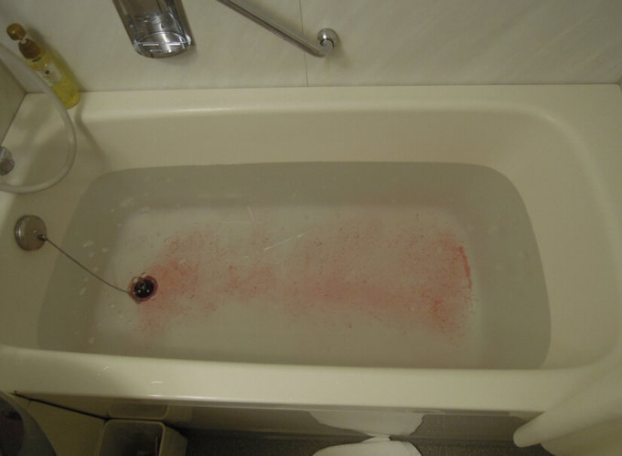 浴缸底下那些红红的就是我撒下的浴盐。 