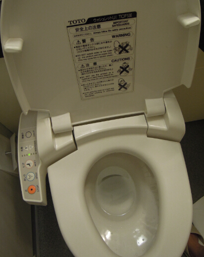 很好玩的马桶！！不过在日本很多酒店都有这样的马桶。右边的按钮按下以后就有暖暖的水柱喷出。
