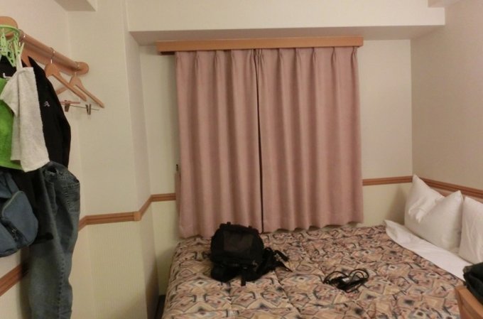 像一般的日本商务酒店一样，整个房间除了一张床就多出来一张桌子的空间，很紧凑。