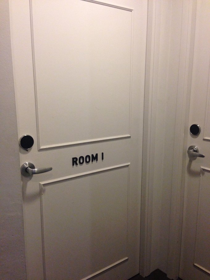 房间的大门，4层只有三间房，我住的是room1，room3是12人间，后开门的床，room2貌似是混住间，里边什么样没看到 