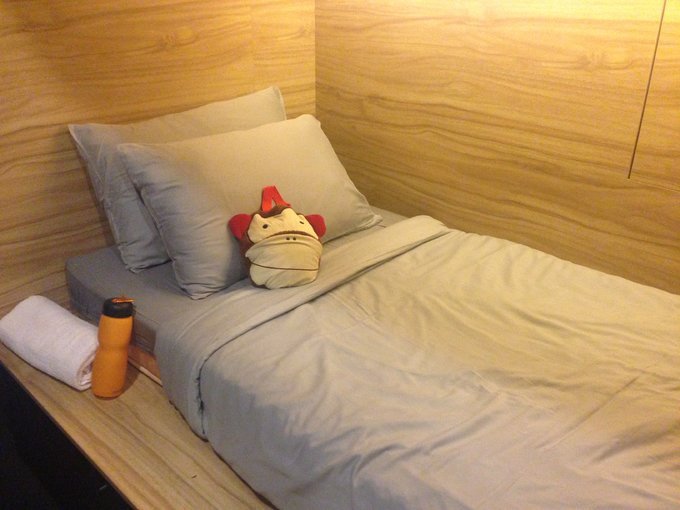 我的床铺，那个猴子是我买的旅行毯，廉航一路就靠它了，床边是折叠水壶，方便携带