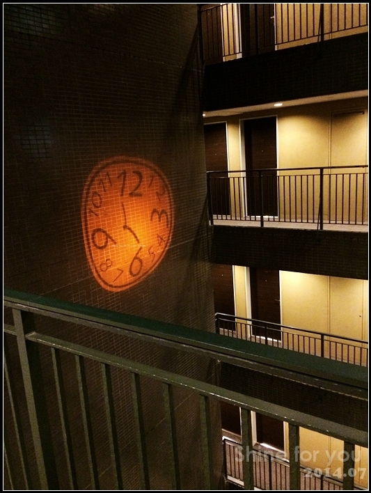 酒店挺特别的，中间的空的……晚上回来的时候发现原来在墙上印上了时钟的投影，还挺有趣的。