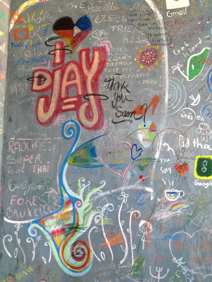 一直很喜欢Sam的这幅涂鸦墙，上面都是住客的留言，满满的都是爱！