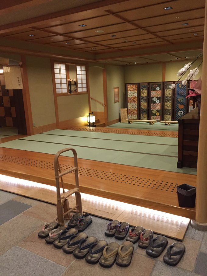 岚山温泉酒店花传抄的入口，每个住客临时出门都可以使用这里的木屐，室内必须脱鞋。酒店有免费的袜子提供。