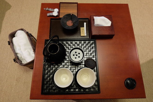 房间里提供的茶设，有两个浴巾竹筐。