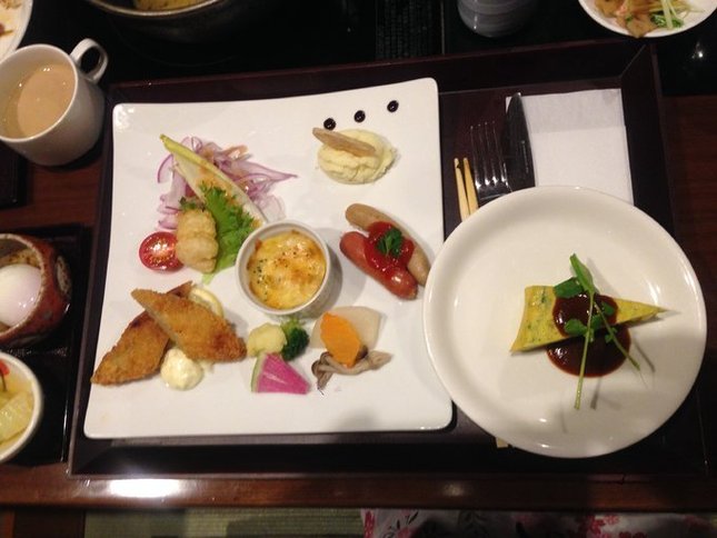 这个是酒店提供的西餐套，日本人很讲究摆盘。除了自己预订的日式或者西式餐点以外，还有可以自行选择的种种料理，因为对自己实力估计失策，我们几乎没有吃完自己选择的食物，简直是扶墙而出的。